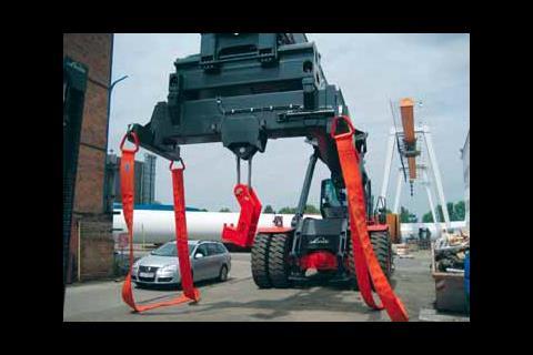The attachment can either be utilised with its centralised lifting point of 45t or the 4-point lifting positions at the extending arm to facilitate a total capacity of 45t.